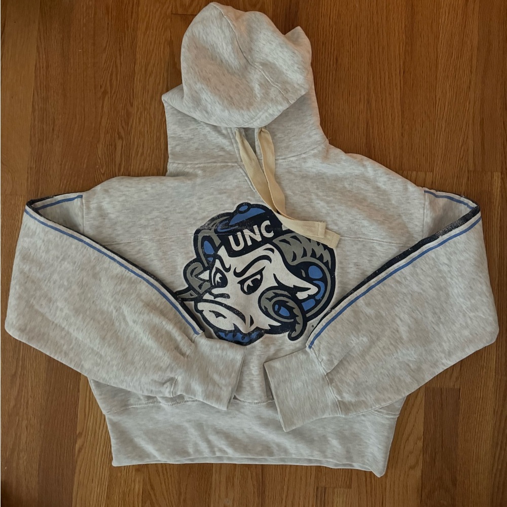 Tar Heel super cute cropped hoodie
size large
no stains, rips, or damage